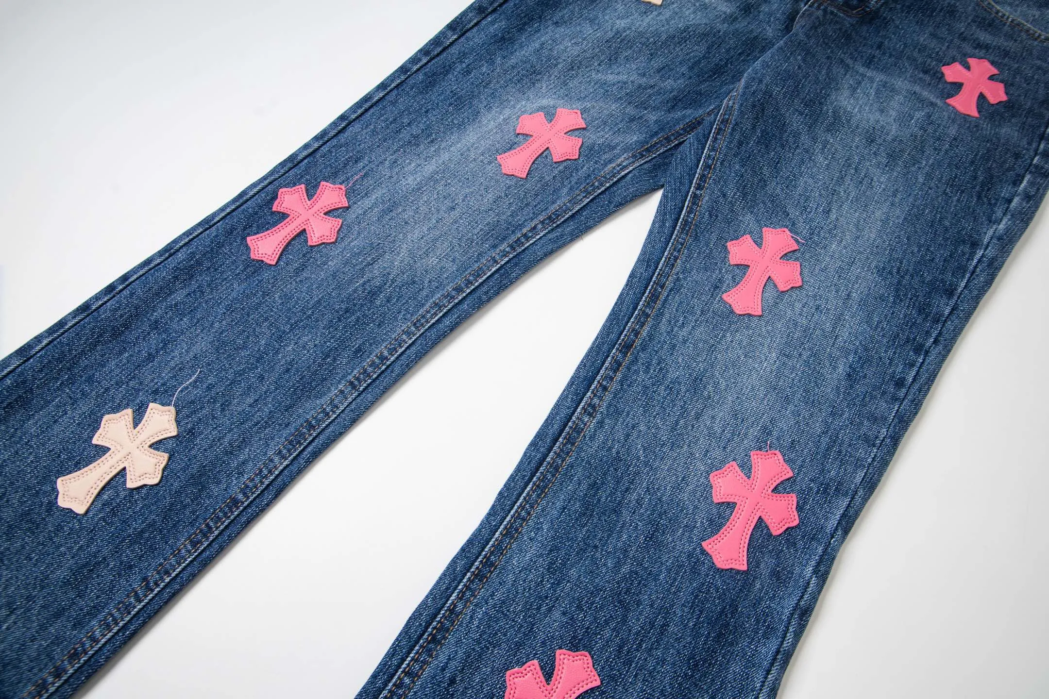 P240 Chrome Hearts 2025 New Bamboo Pink Cross Patch Leather Couple Washed Jeans This season’s hot item is sought after by countless celebrities and fashionistas. The neat details of the cutting process add color to the playful fashion! The neat and meticulous design, and the well-fitting structure is unique. The upper body not only has outstanding recognition, but also looks younger and younger. A style with the ultimate wearing meaning and performance, gorgeous color matching, and the craftsmanship of this style is also extremely extraordinary. After the finished product is washed, it is disassembled and hand-made with sheepskin cross leather and then spliced ​​together to complete. The whole piece has too many craftsmanship to describe. It is decorated with patchwork cross flowers and high-waisted washed jeans! ! Absolutely high-end luxury product, a god-level single product, a super popular product, made by top heavy industry, a magic weapon that cannot be missed. Style number: 1869# Size: 28 30 32 34 36 Color: blue